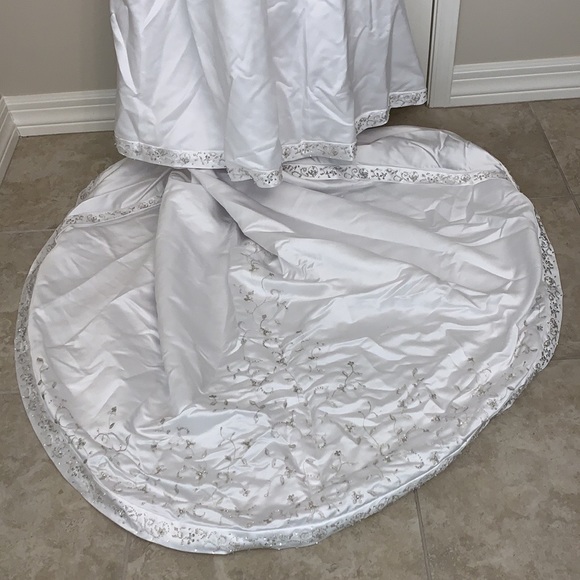 BONNY GORGEOUS SIZE 6 DETAILED WEDDING DRESS ALONG WITH A BEAUTIFUL VEIL - Picture 5 of 16